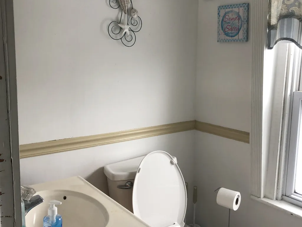3rd Fl Full Bathroom