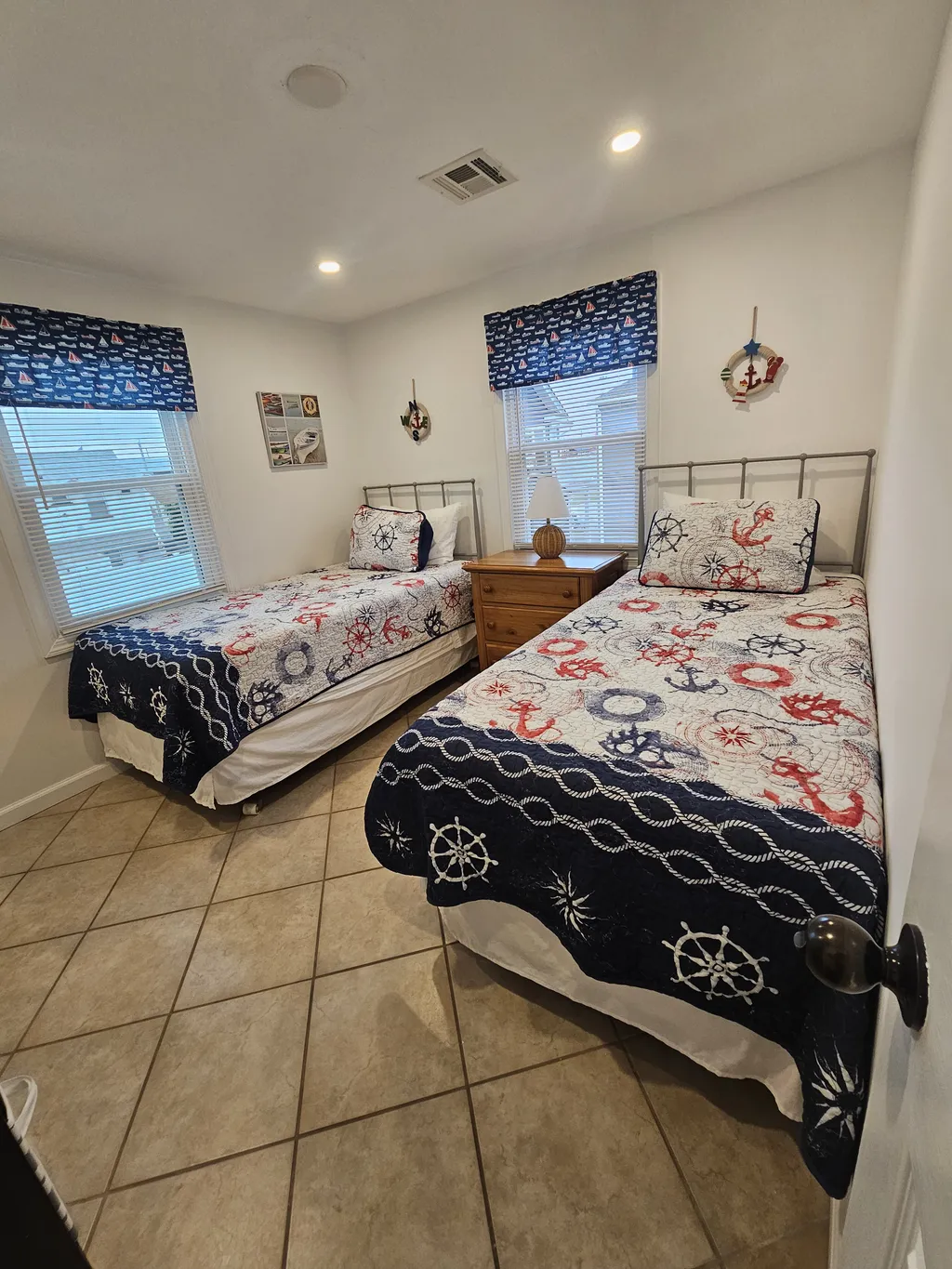 Bedroom two (2 twin beds)