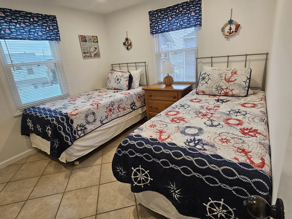Bedroom two (2 twin beds)