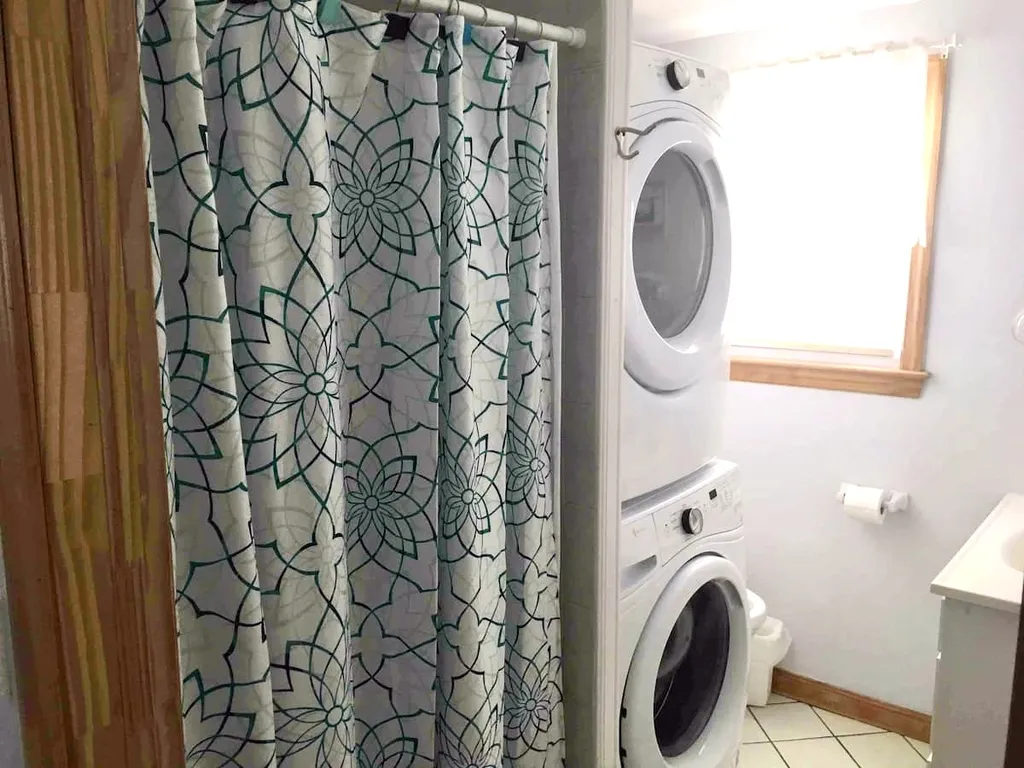 Bathroom/Washer/Dryer