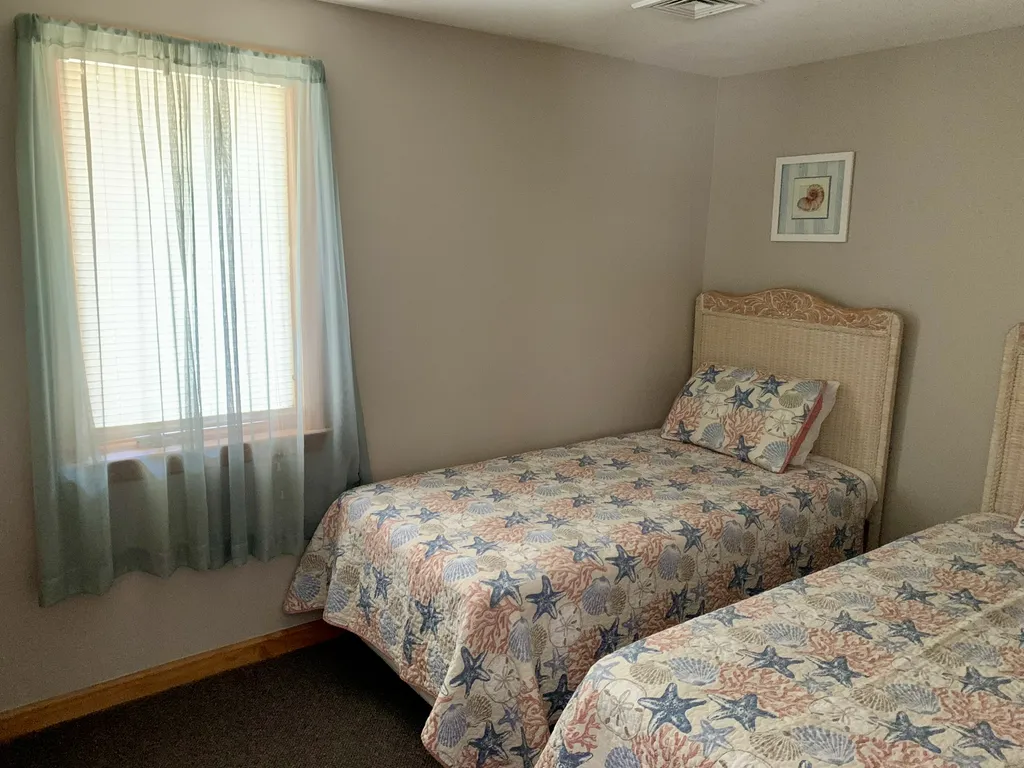 2nd bedroom/twins