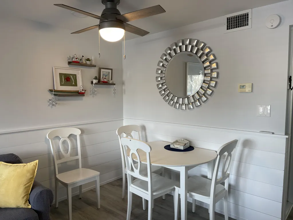 Dining area for 4.