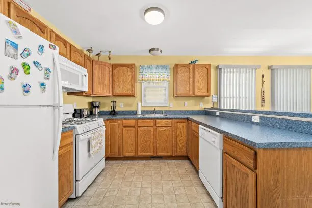 Kitchen/Dining with Breakfast Bar
