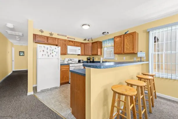 Kitchen/Dining with Breakfast Bar