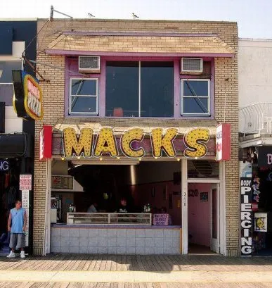 Mack's Famous Pizza