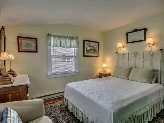 Second floor queen room