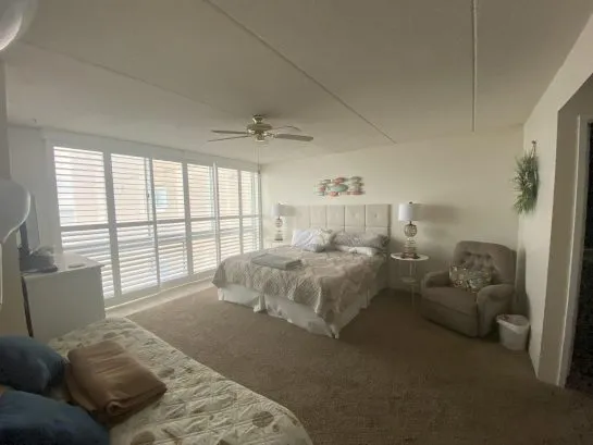 master bedroom w/large w/i closet