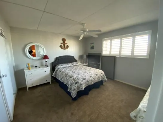 2nd bedroom w/large wlk-in closet