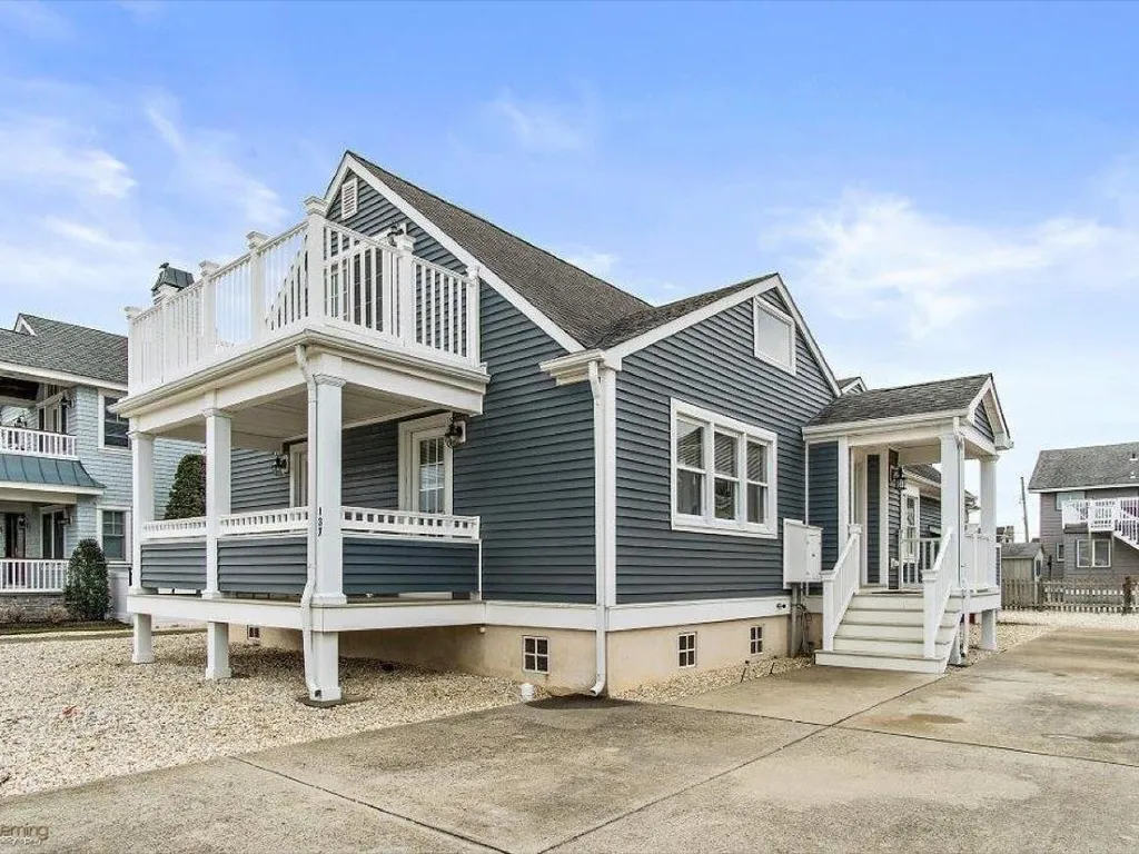 7 th from beach on wide comfortable street with nearly all oversized loys