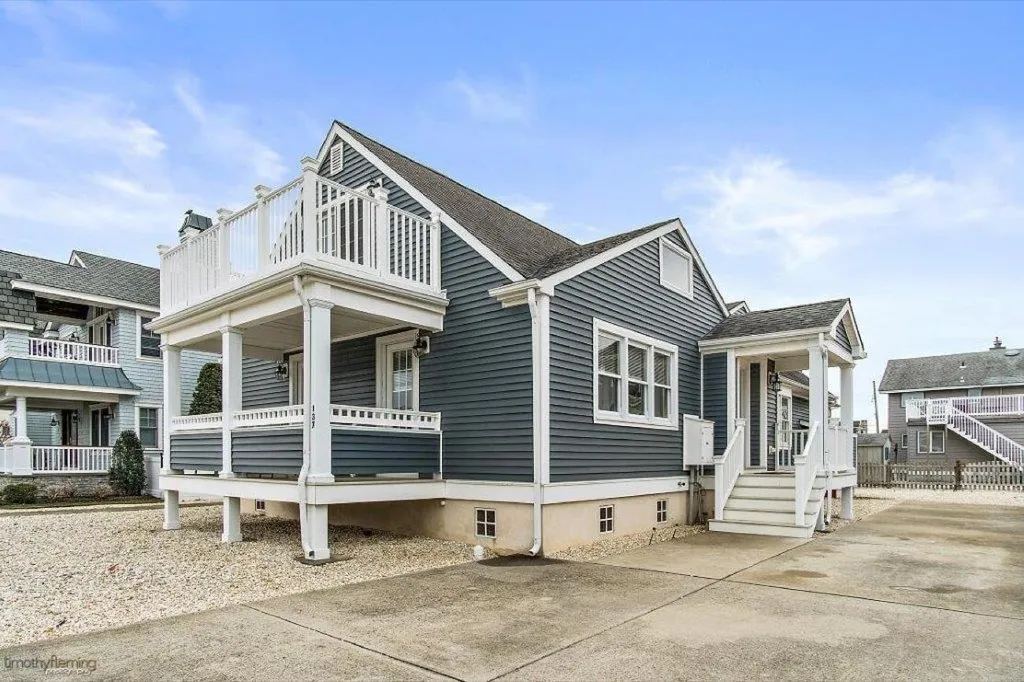 7 th from beach on wide comfortable street with nearly all oversized loys