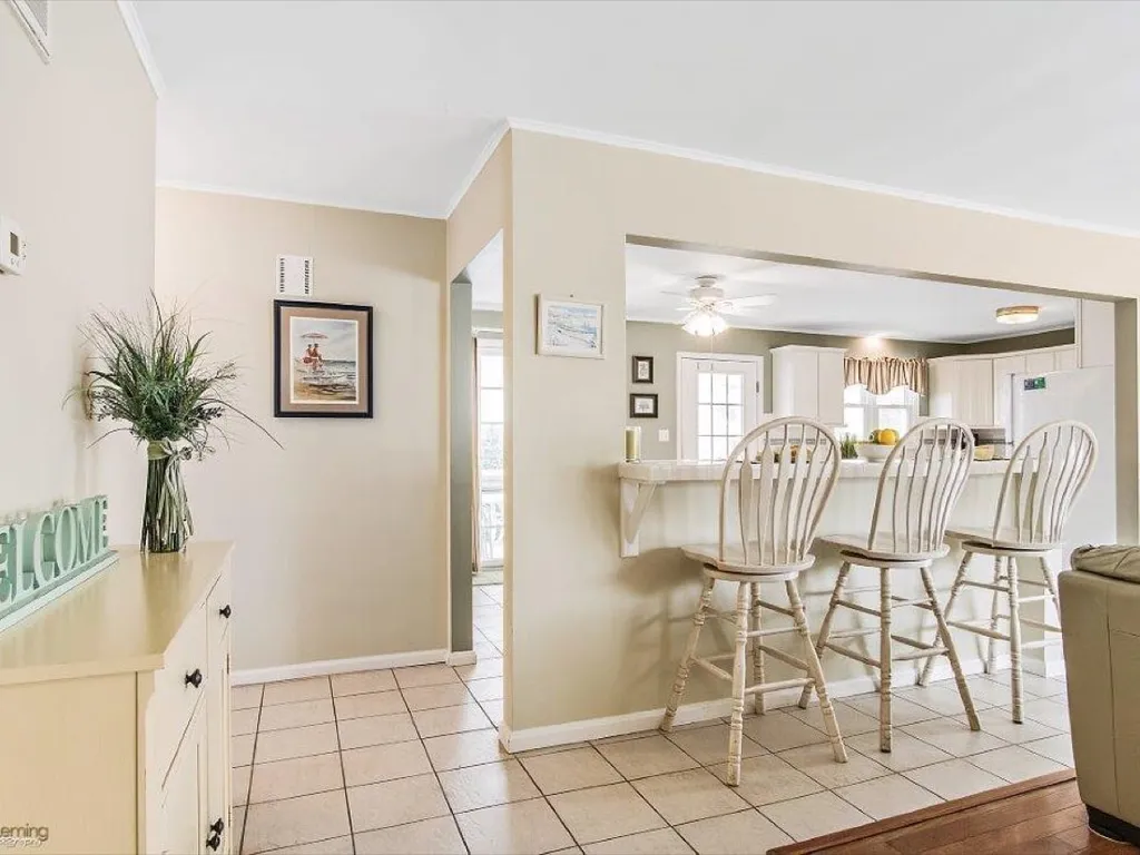 Kitchen area - additional seating