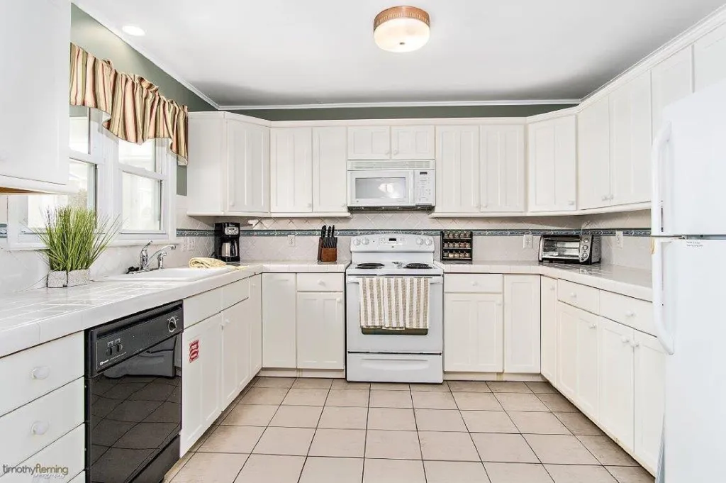 Well equipped kitchen with ceiling fan