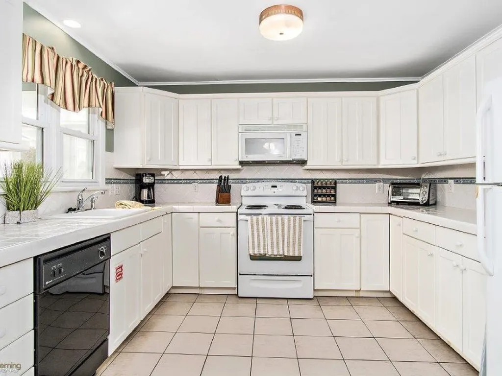 Well equipped kitchen with ceiling fan