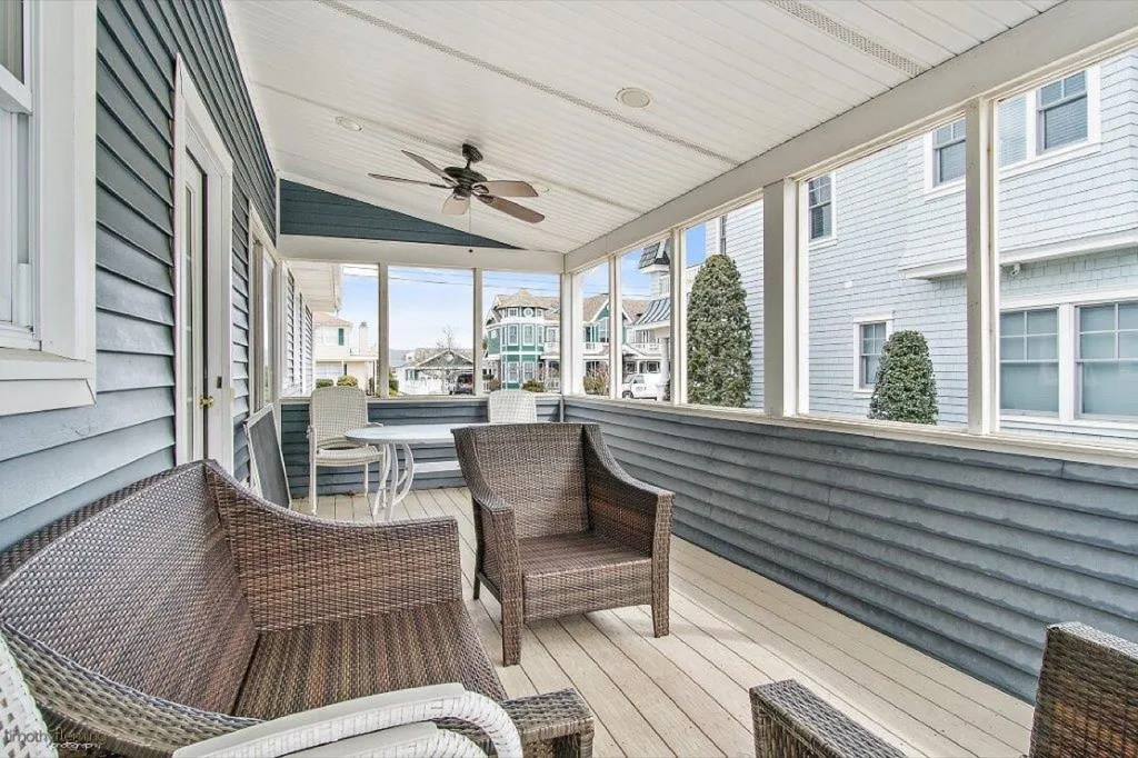 Screened in  porch 