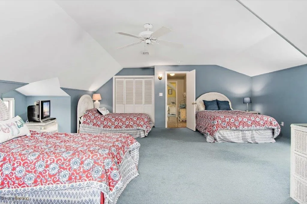 Upstairs bedroom 