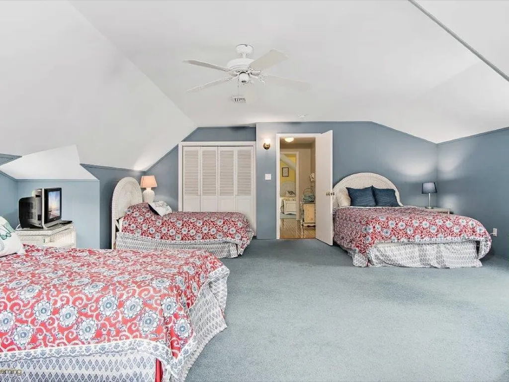 Upstairs bedroom 