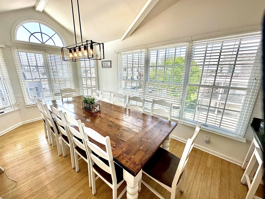 dining room/kitchen seats 16