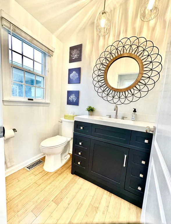 upstairs 1/2 bath