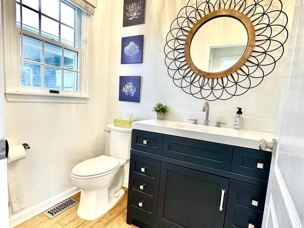 upstairs 1/2 bath