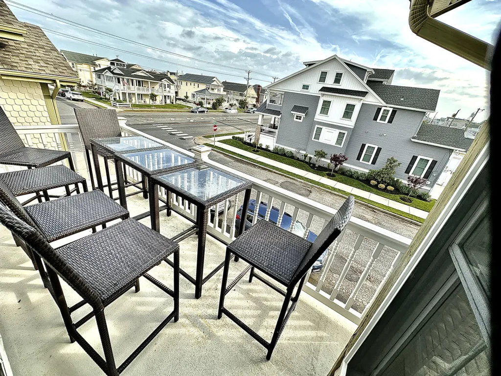 upstairs deck off living room/kitchen/dining room