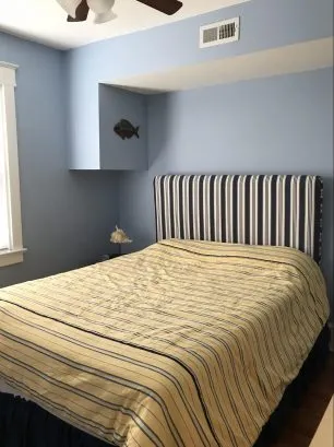 1st floor rear bedroom (queen)