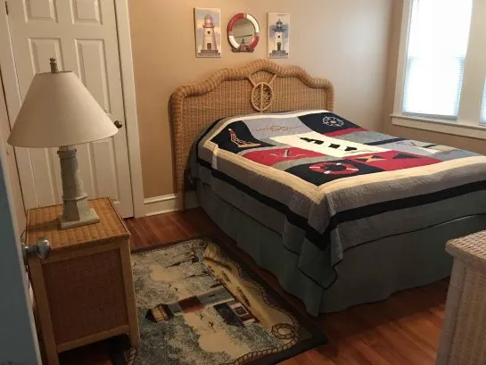 1st floor middle bedroom (queen)