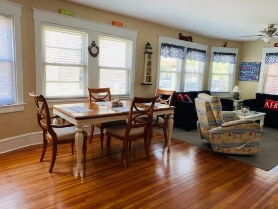 1st floor dining area