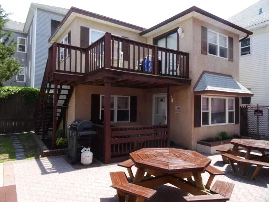 Cottage w/deck, covered porch, courtyard