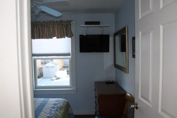 2nd floor queen bedroom 