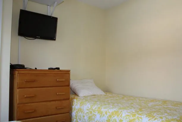 2nd floor twin bedroom 