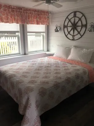 1st floor-queen bedroom