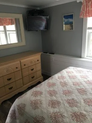 1st floor-queen bedroom