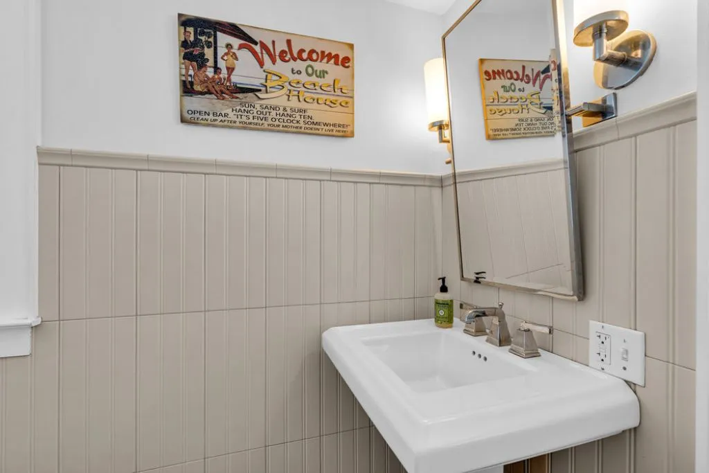 1st floor 1/2 bath