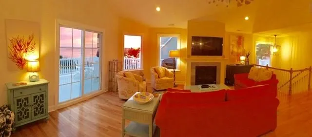 Casual Elegance in the Greatroom with huge Windows for the Views