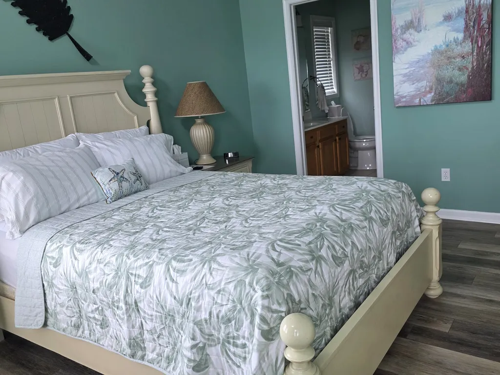Master Bedroom with Queen Bed