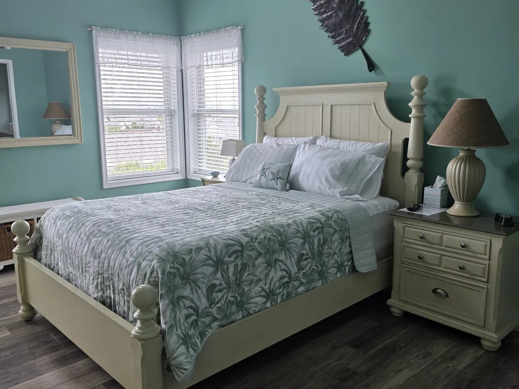 Master Bedroom with Queen Bed