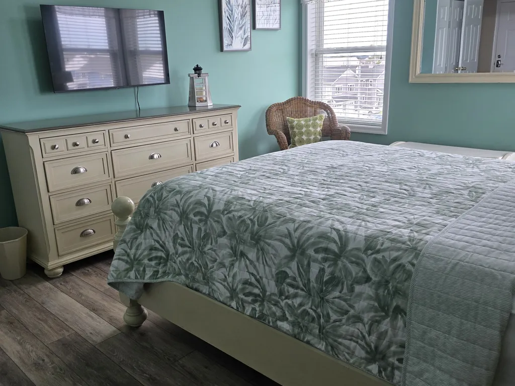 Master Bedroom with Queen Bed