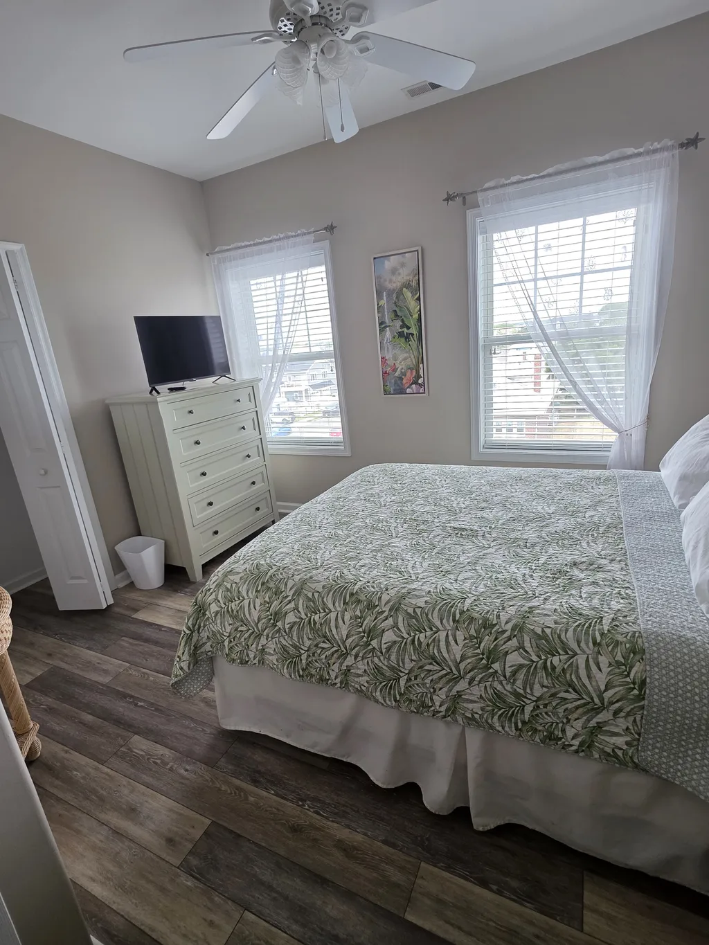 2nd Bedroom with Queen Bed