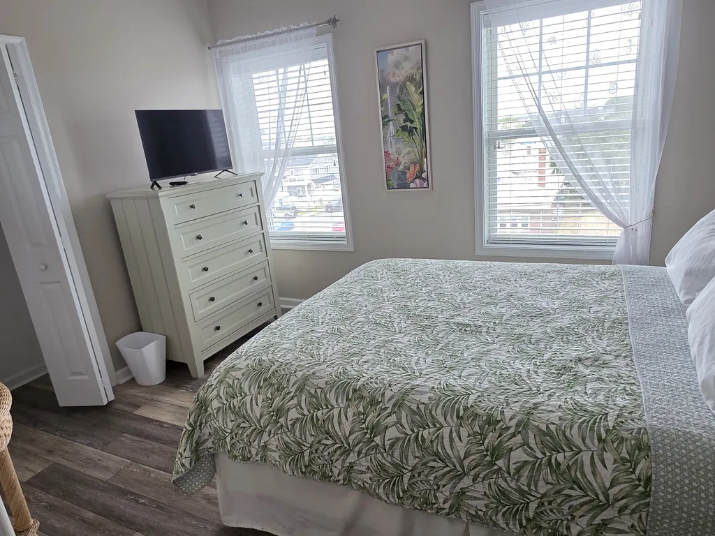 2nd Bedroom with Queen Bed