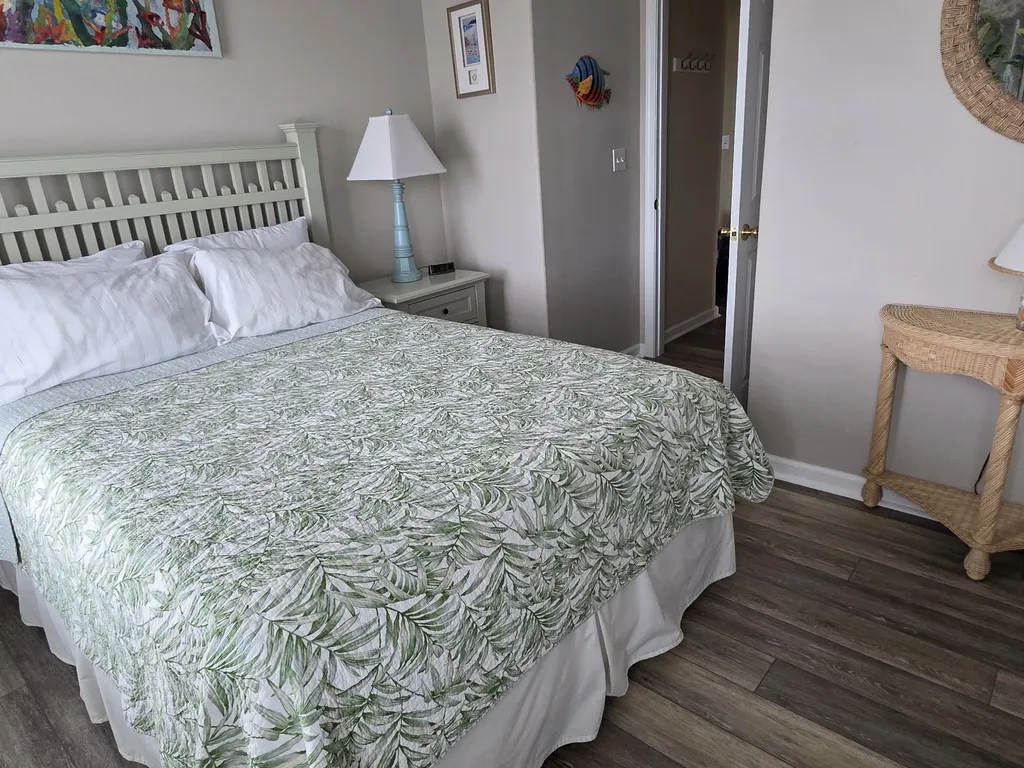 2nd Bedroom with Queen Bed